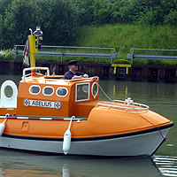 Bern Filax mit seinem Modellboot