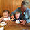 Tagesmutter Anja Ahrend zeigt den Kinder, wie Teetrinken funktioniert.