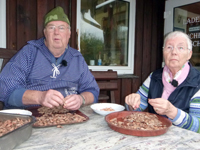 Max und Ingrid Ganzel beim Krabbenpulen