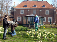 Enno König mit Kamerateam im Garten in Esens