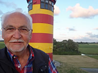 Erhard Jüsche vor dem Pilsumer Leuchtturm