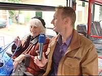 Dorot Joost-Amri mit Sven Tietzer im Bus