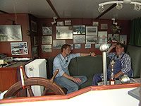 Nico Rothermund mit Sven Tietzer unter Deck
