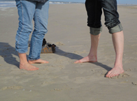 Sven Tietzer und Christine Schipper barfuß am Strand