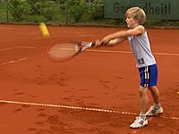 Sebastian Dues spielt Tennis