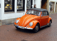 Oranger VW Käfer Cabrio