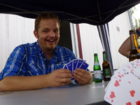 Beim Pokern mit Freunden