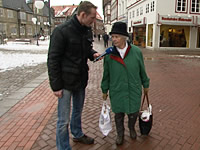 Sven Tietzer spricht Waltraud Faber an