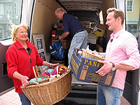 Ursula Schmidt und Sven Tietzer beim Standaufbau